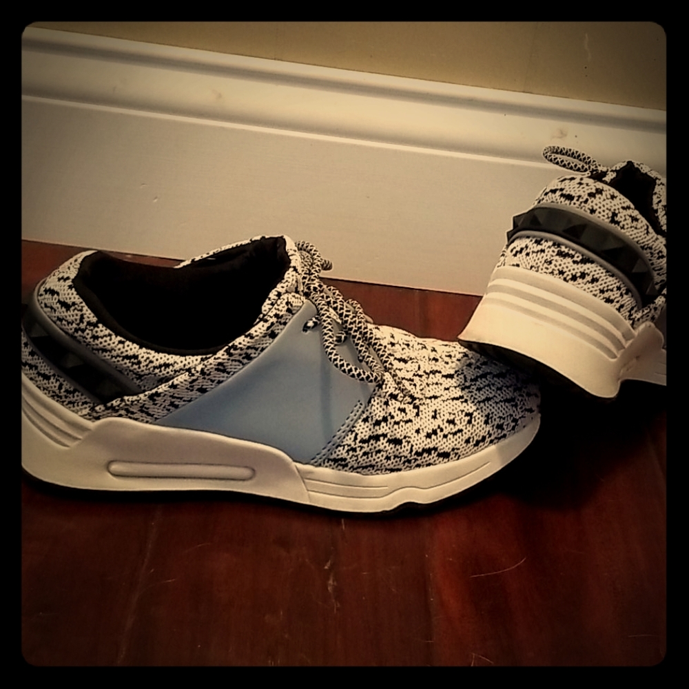Tennis shoes